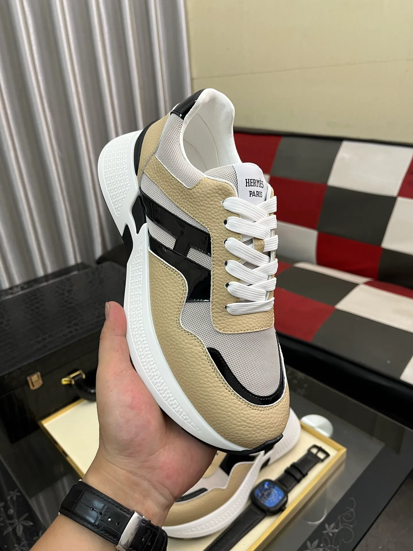 Men's shoes 💰540⌚️⌚️HERMES/Hermès Hugo thick-soled sneakers, casual men's shoes, these sneakers are made of imported first-layer cowhide leather and breathable mesh design. The contrasting color design creates a dynamic and modern shape. The front end of the toe is decorated with natural-color rubber inlays, which is novel and fashionable. The texture is incomparable, with cowhide lining and cowhide foot pads, the upper foot is comfortable and breathable, and the rubber sole is decorated with geometric patterns and iconic "H" details. A very personal one! Size: 38-44